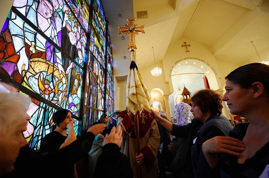 Feligreses en iglesia. Pulzo.com