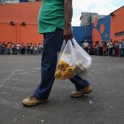 Venezolanos adquieren alimentos