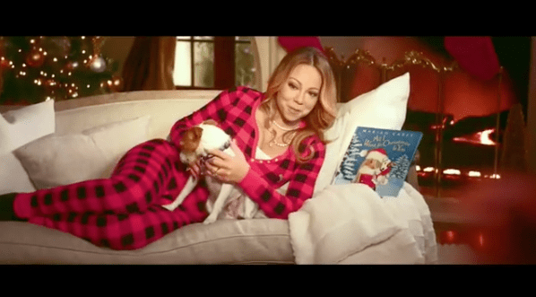 Mariah Carey anunciando su película 'All I want for Christmas is you'. Pulzo.com