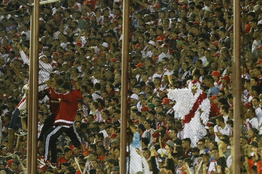 Hinchas de River Plate en la cancha de Lanús