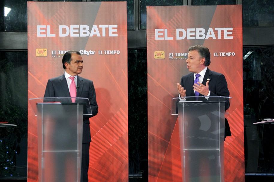 Óscar Iván Zuluaga y Juan Manuel Santos, durante un debate en junio de 2014