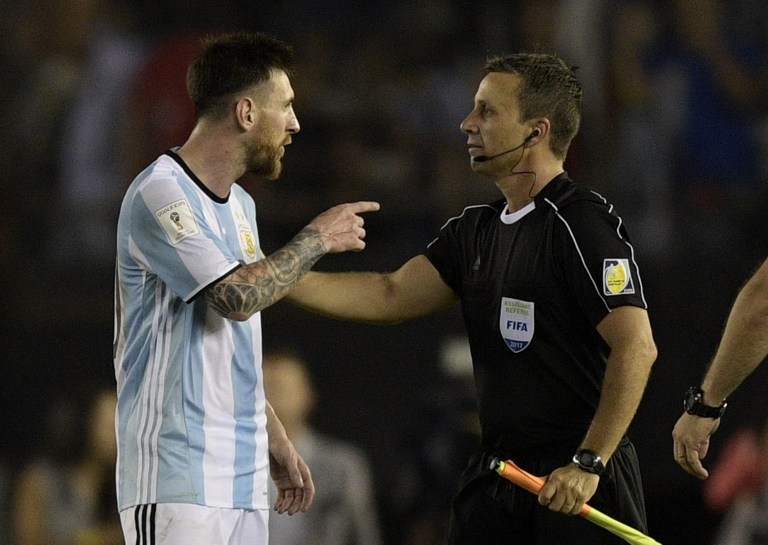 Lionel Messi insulta al juez de línea