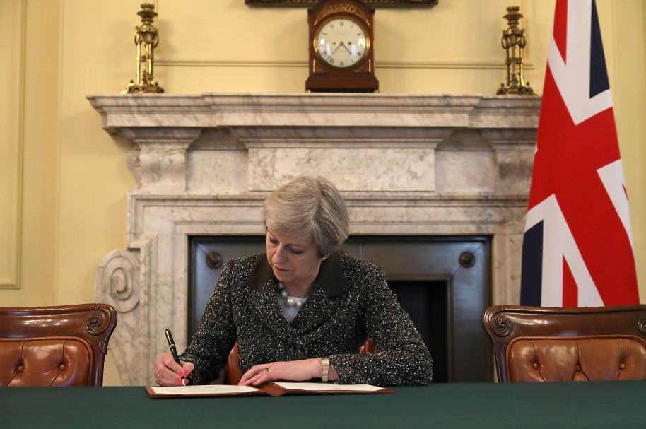 Theresa May firma la salida del Brexit