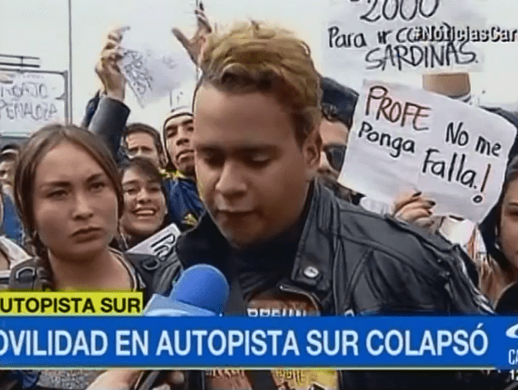 Estudiante faltó a clase por las protestas contra Transmilenio y pidió a su profesor, con un letrero, que le perdonara su inasistencia. Estudiante faltó a clase por las protestas contra Transmilenio y pidió a su profesor, con un letrero, que le perdonara su inasistencia.