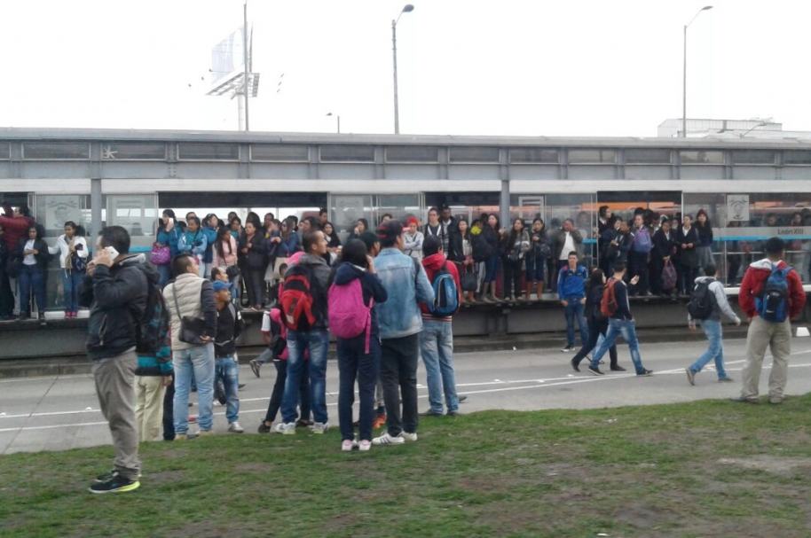 Bloqueos en la Autopista Sur por protestas contra Transmilenio.