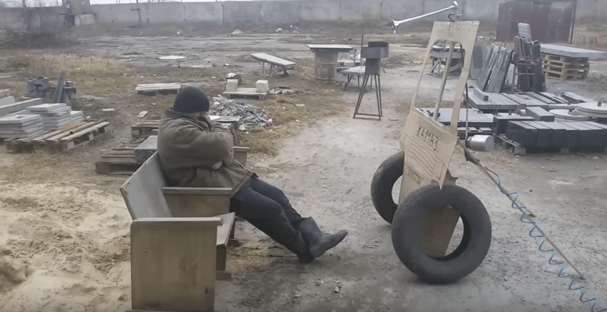 Broma con camión de mentiras a hombre dormido en Rusia.