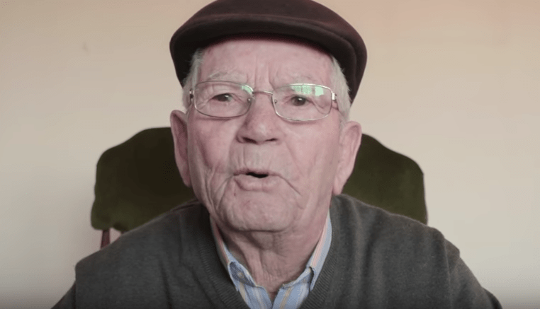 Anciano español que da la lección de vida a los jóvenes a través de un video.