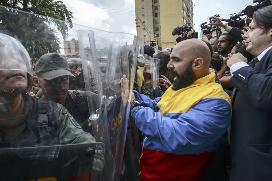 Diputados venezolanos se enfrentan con la Guardia Nacional de ese país