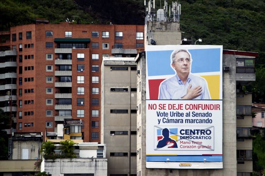 Pancarta electoral del senador Álvaro Uribe en 2014