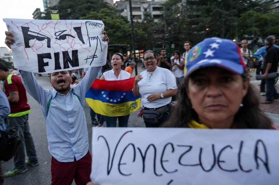 VENEZOLANOS PROTESTAN EN CARACAS EN RECHAZO A DECISIÓN DEL SUPREMO