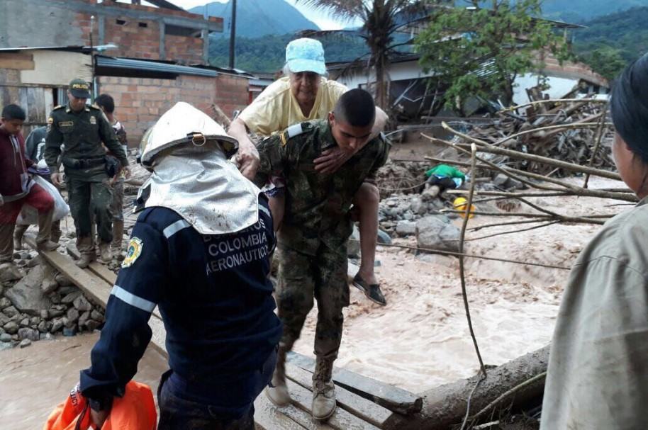 Soldado atiende damnificados de Mocoa