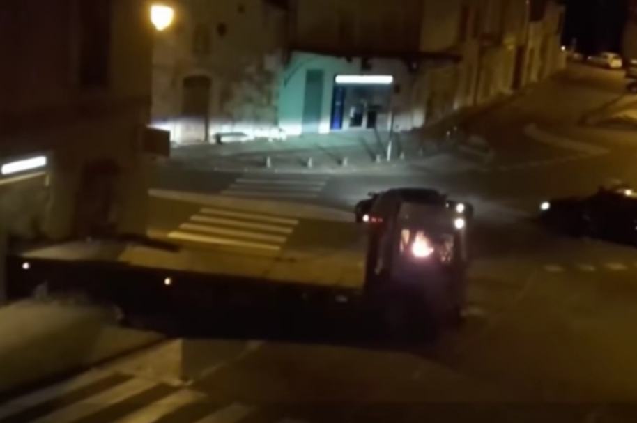 Se incendia camión de ladrones.