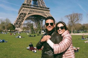 El cantante Silvestre Dagond junto a su esposa Pieri Avendaño en la Torre Eiffel.