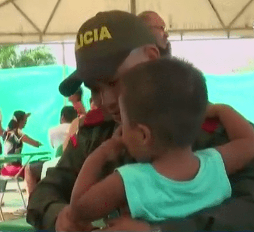 Patrullero Weimar Pajuy con su hijo, de 2 años