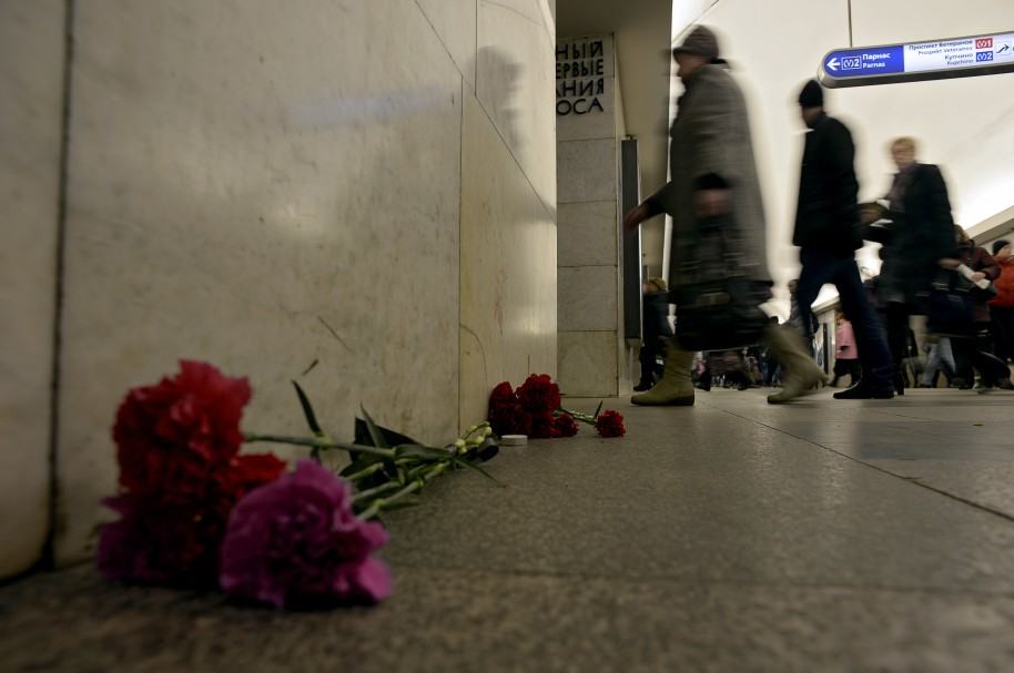 Con flores, rinden tributo a las víctimas del atentado del lunes en San Petesburgo