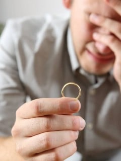 Hombre llora tras su divorcio. Pulzo.com