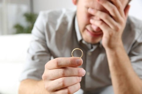 Hombre llora tras su divorcio. Pulzo.com