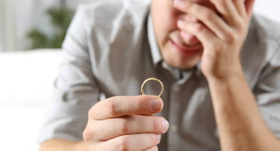 Hombre llora tras su divorcio. Pulzo.com