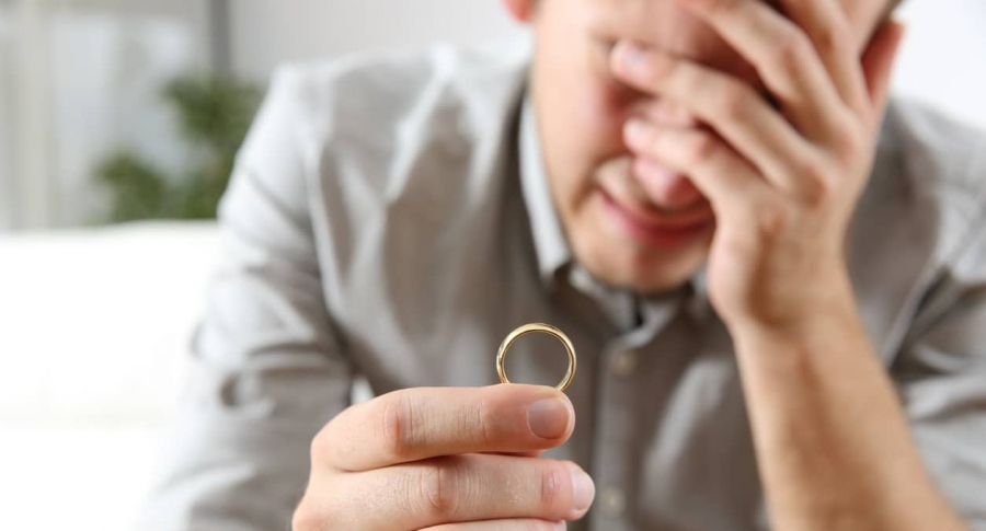 Hombre llora tras su divorcio. Pulzo.com