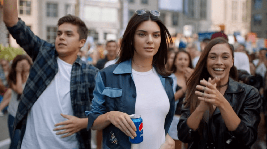 Kendall Jenner en comercial de Pepsi