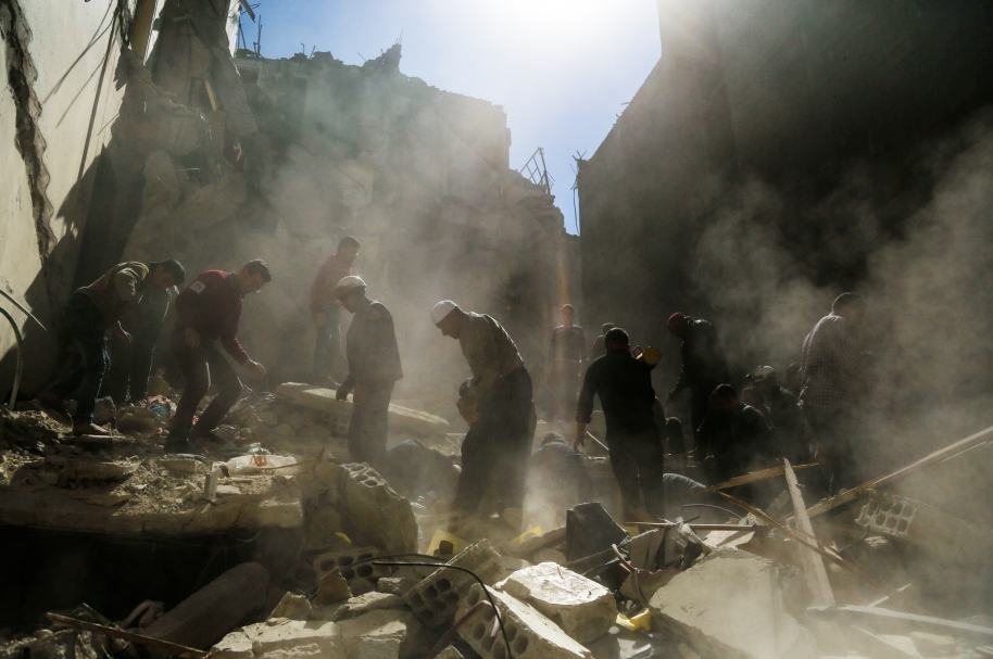 Voluntarios buscan sobrevivientes en Siria