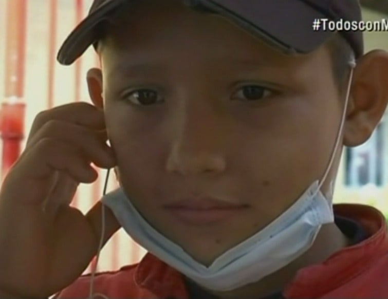 Wilmer Ríos, niño bombero que asiste a los damnificados de Mocoa. Pulzo.com
