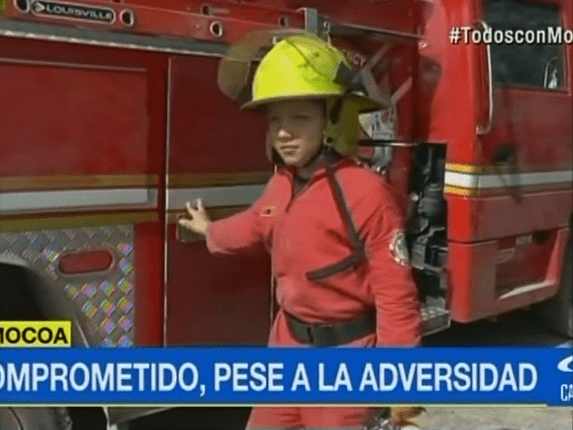 Wilmer Ríos, niño que trabaja con los bomberos de Mocoa. Pulzo.com Wilmer Ríos, niño que trabaja con los bomberos de Mocoa. Pulzo.com