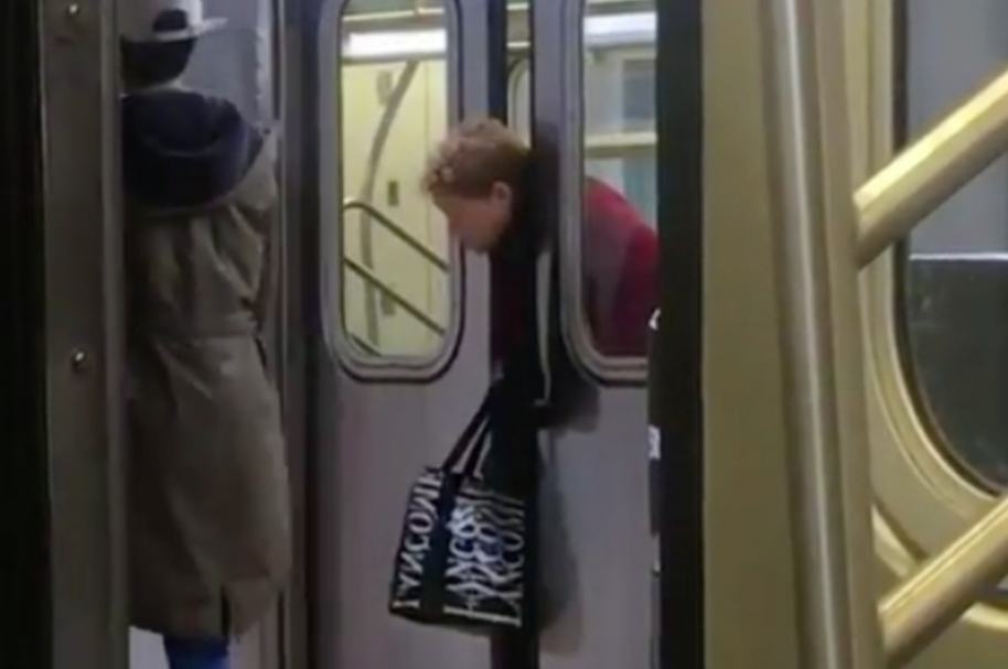 Mujer atascada en metro de Nueva York.