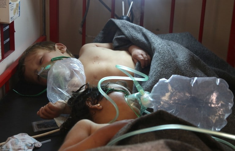 Dos menores afectados por el gas tóxico recibieron atención médica en un hospital.