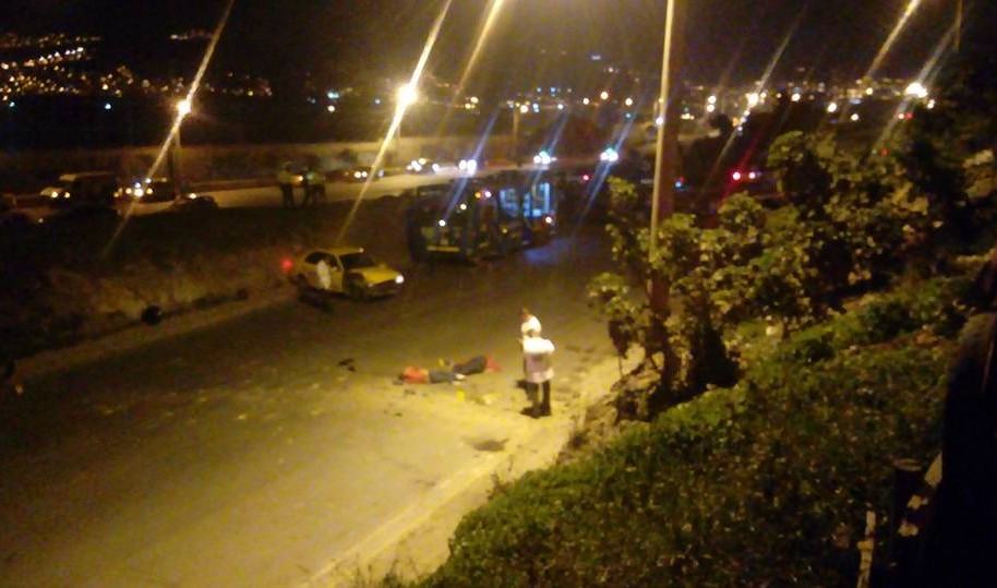 Taxi que cayó encima de dos mujeres en la Avenida Boyacá
