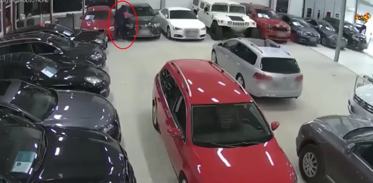 Hombre arroja gasolina a vehículos en concesionario de Suecia. Pulzo.com