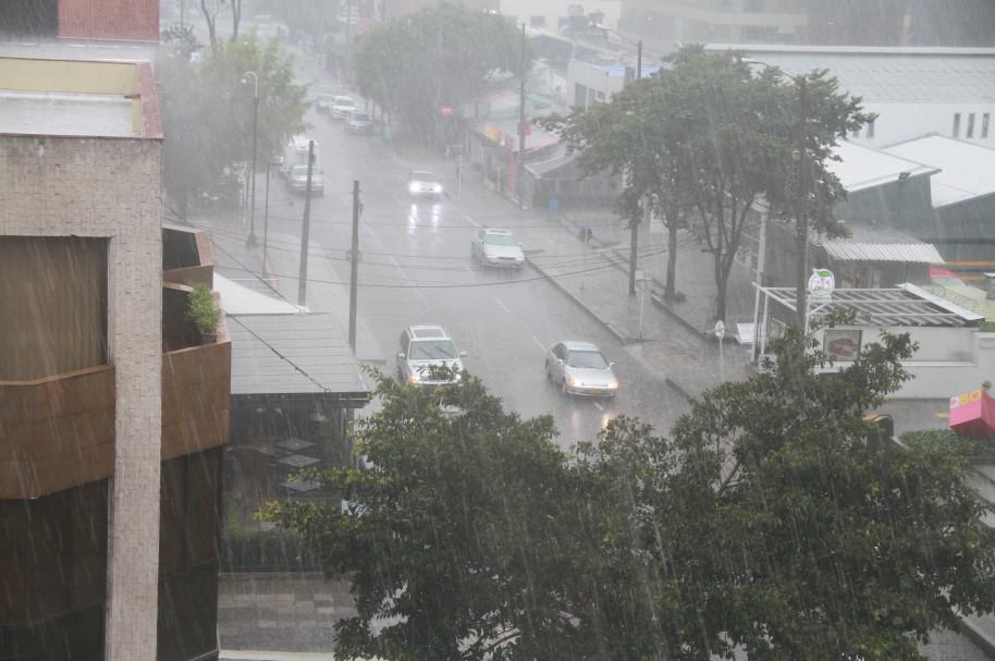 Lluvia con granizada en Bogota.
