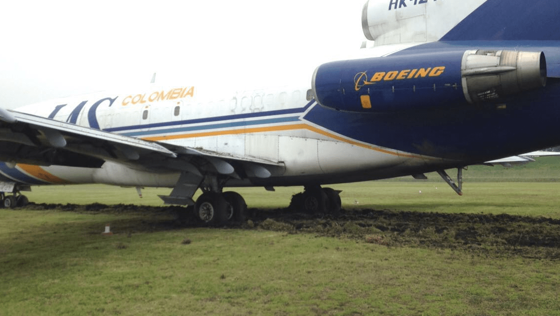 Avión descarrilado en pista sur de aeropuerto Avión descarrilado en pista sur de aeropuerto