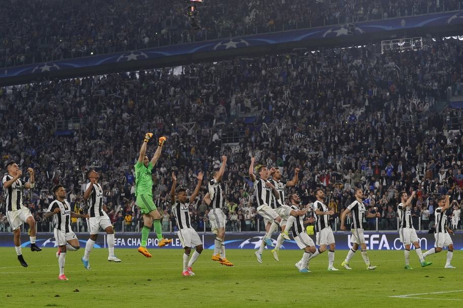Jugadores de Juventus celebran su triunfo sobre el Barcelona