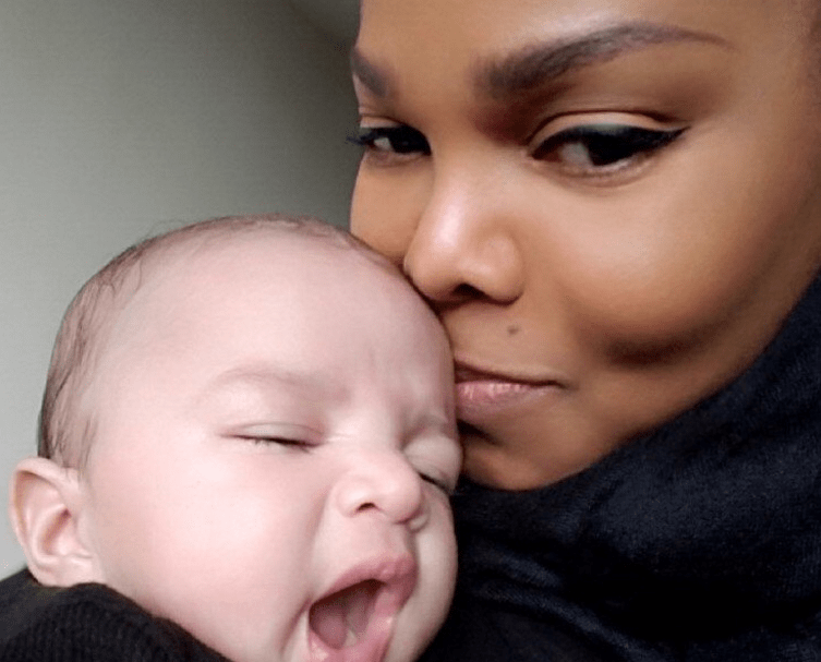 Janet Jackson con su bebé