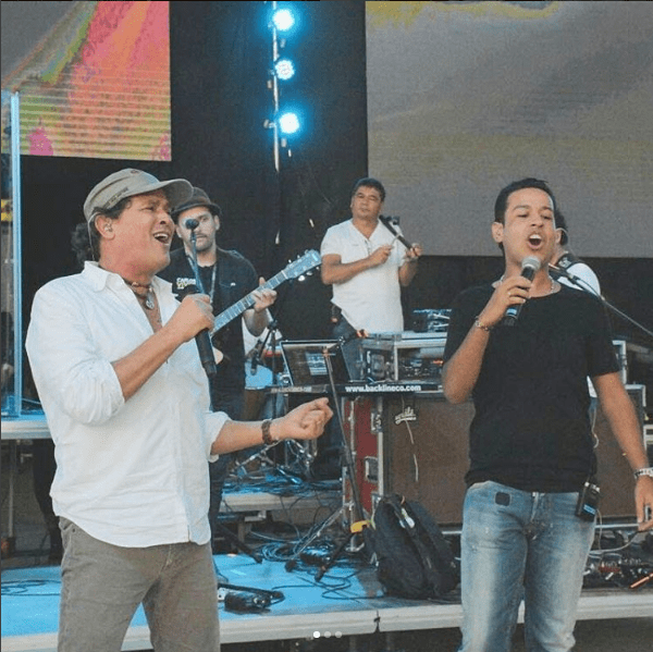 Carlos Vives y Martín Elías cantando juntos