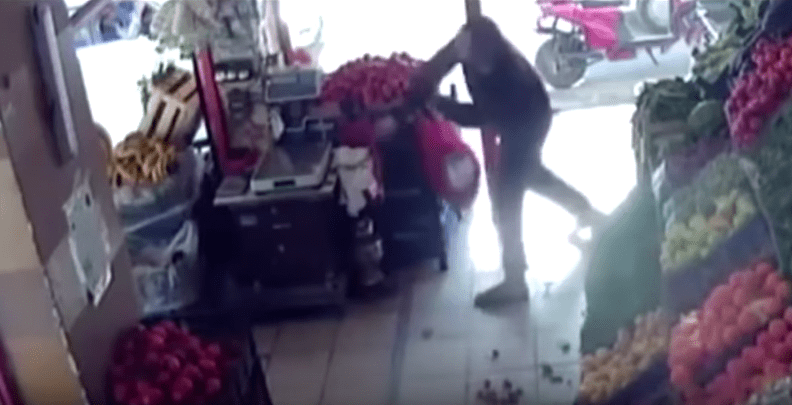 Dueño de tienda lanza tomates a asaltante. Pulzo.com