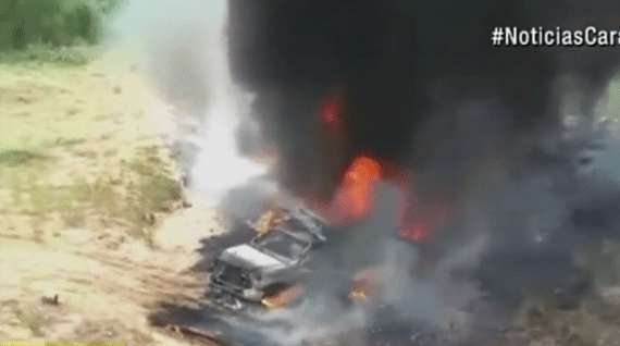 Vehículo con combustible ilegal quemado en La Guajira.