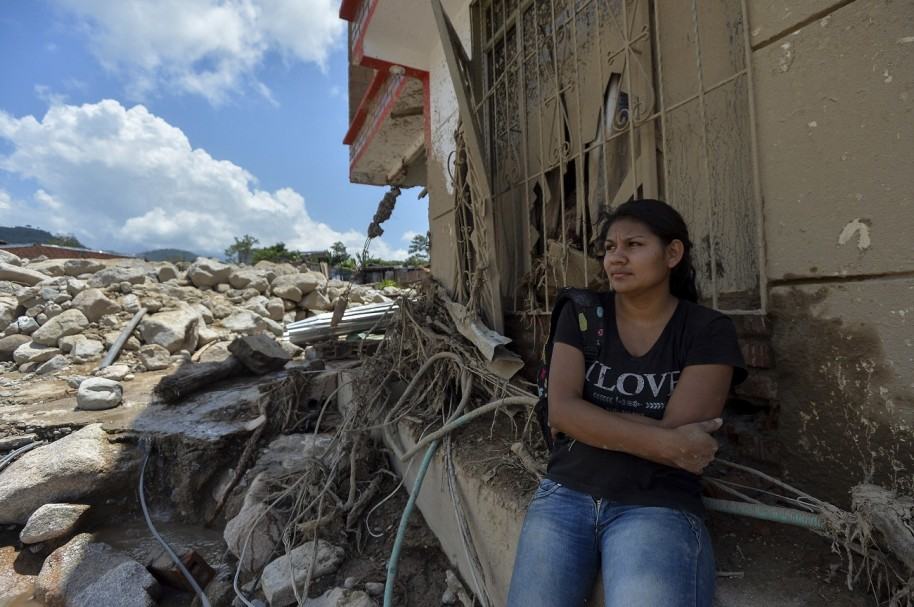 Mujer damnificada del invierno en Colombia.