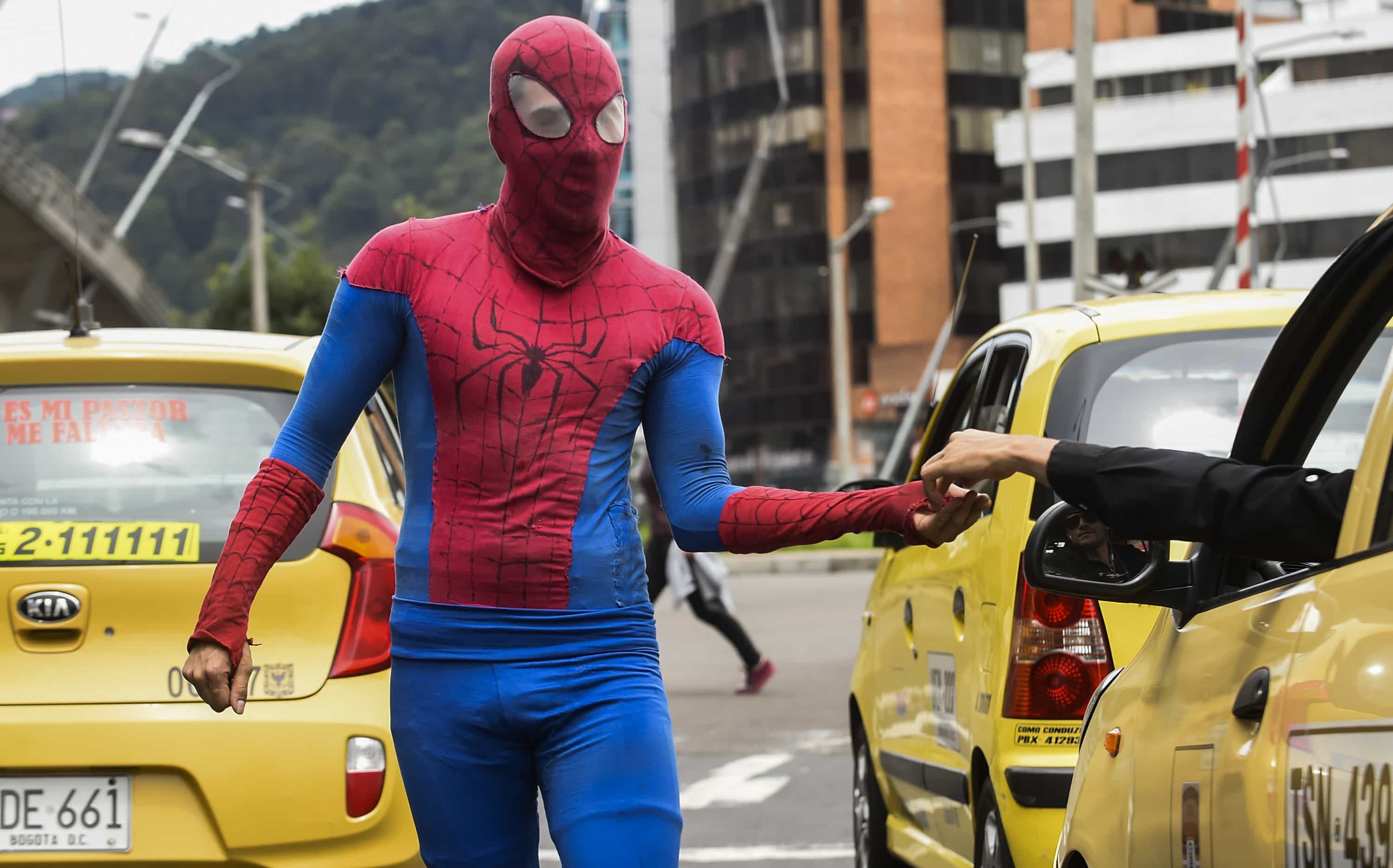 Spider-Man en semáforos de Bogotá
