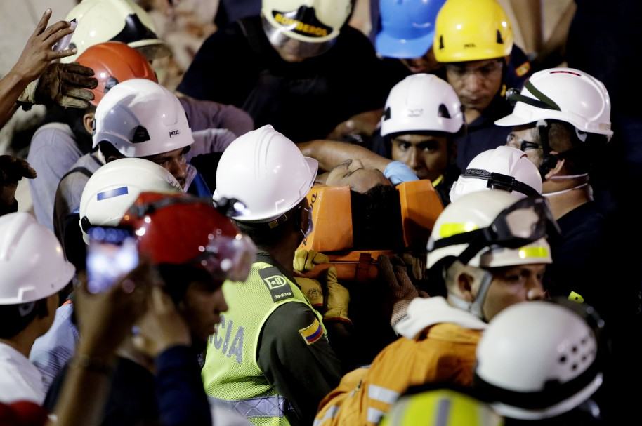 Ascienden a seis muertos por derrumbe de un edificio en Cartagena de Indias