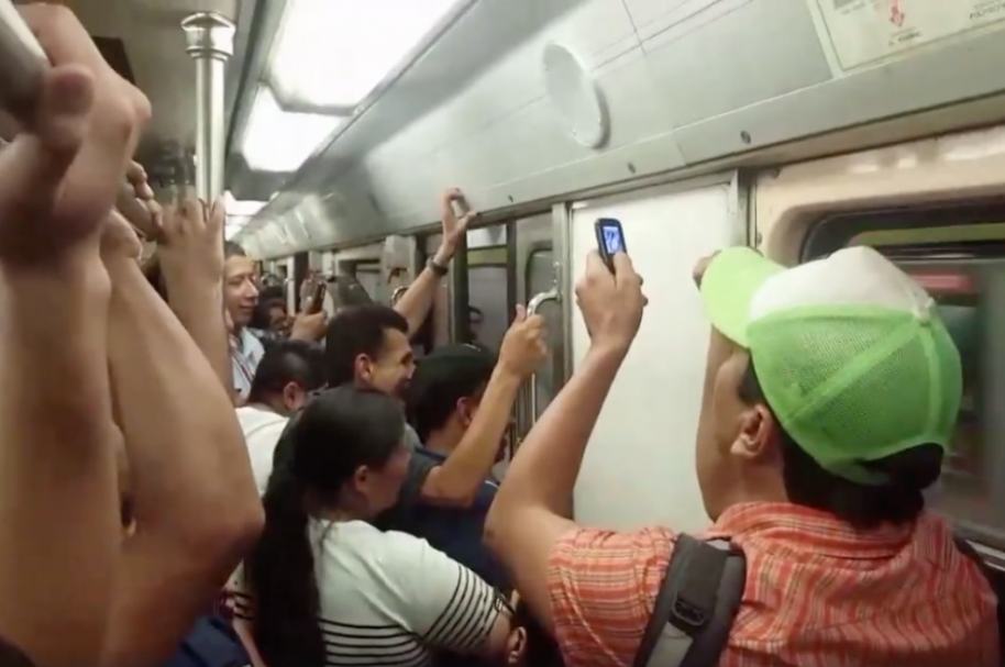 Pasajeros se lanzan del metro en México.