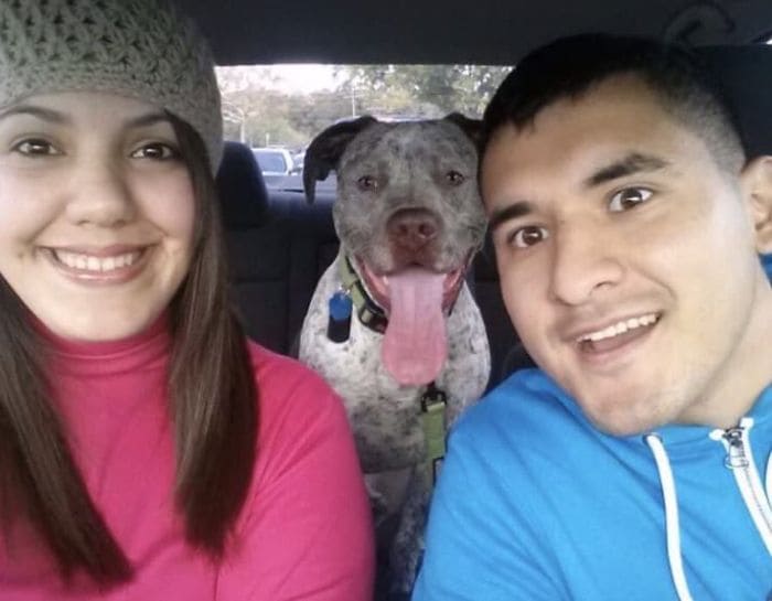Rebecca, Frankie y su perro Apollo