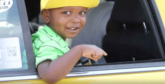Niño imita 'intro' del 'Príncipe del Rap'. Pulzo.com