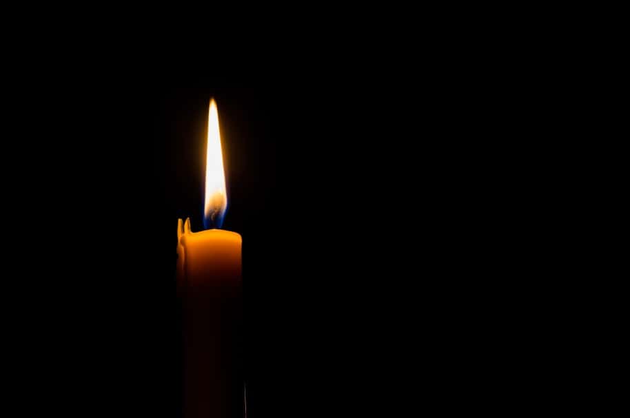 Una vela ilumina en la oscuridad