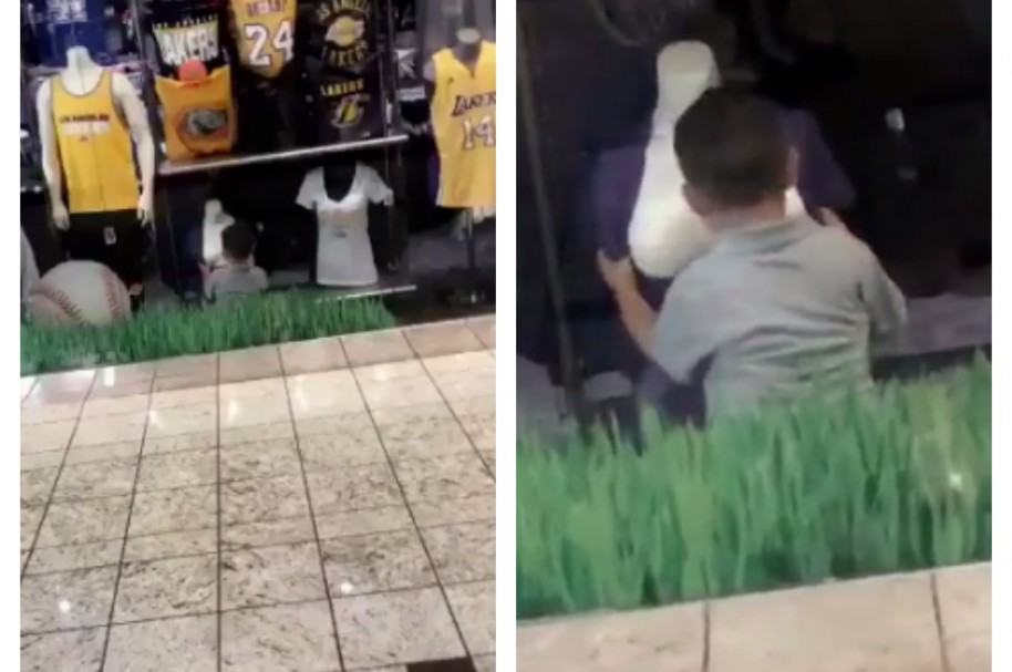 Niño besa senos a maniquí. Pulzo.com