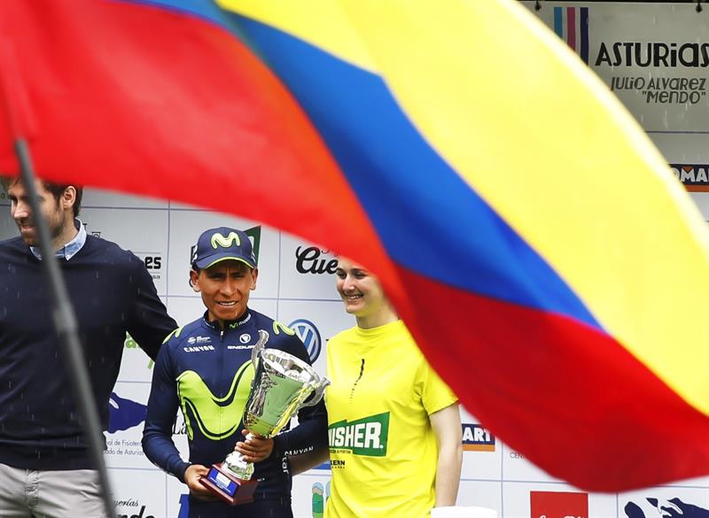 El corredor colombiano Nairo Quintana (c), del equipo Movistar