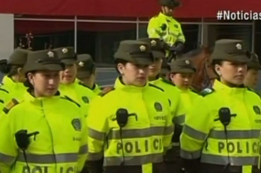 Policías de Soacha con cámaras en radioteléfonos.