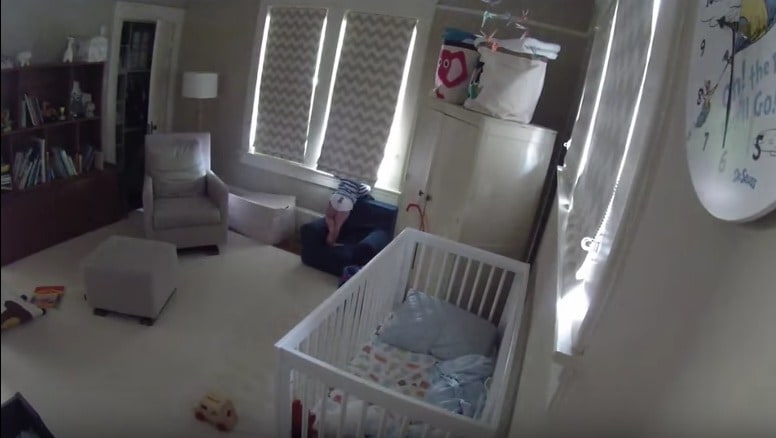 Niño asomado por ventana de su habitación. Pulzo.com