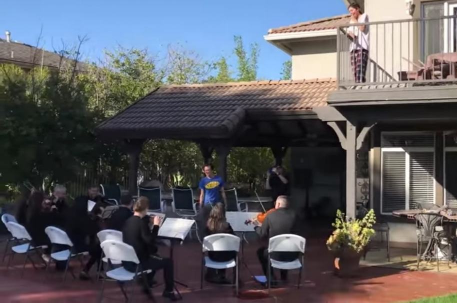 Joven le lleva orquesta a esposa.